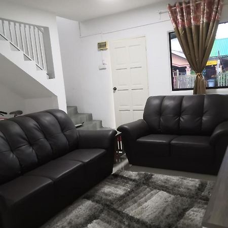 Abah 2 Room Homestay Pasir Gudang Esterno foto