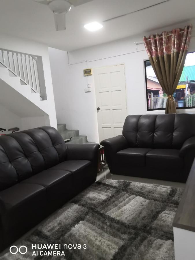 Abah 2 Room Homestay Pasir Gudang Esterno foto