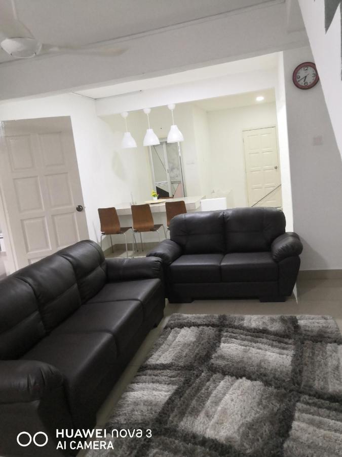 Abah 2 Room Homestay Pasir Gudang Esterno foto