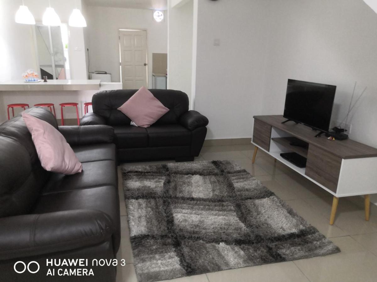 Abah 2 Room Homestay Pasir Gudang Esterno foto