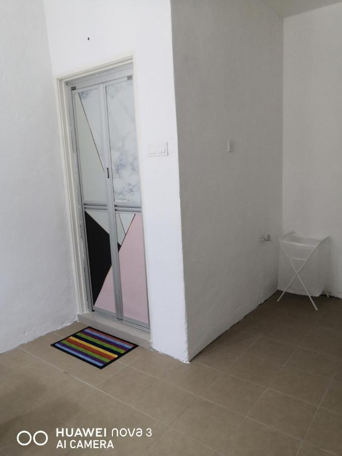 Abah 2 Room Homestay Pasir Gudang Esterno foto